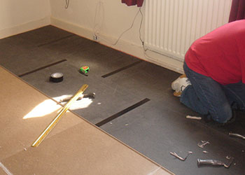 Quietfloor to reduce impact and airborne sound on a floor used under a carpet