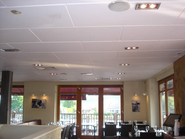Echosorption Plus sound absorbing ceiling tiles installed on ceiling of a classroom